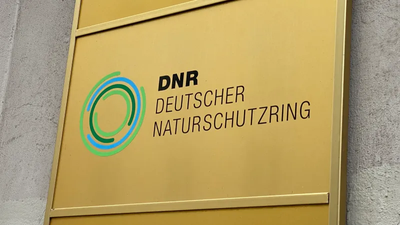 https://feature-new-deploy-ovh.dnr.ovh.stage.gooddev.de/s3/files/styles/crop_16_9/public/2021-12/211126_dnr_sharepic.png.webp?h=3ad1fde8&itok=oO-_8qe1